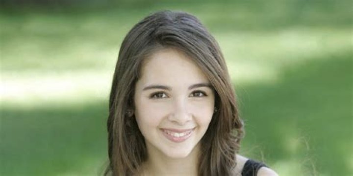 
Actress Haley Pullos’ Biography: Boyfriend, Measurements, Height 