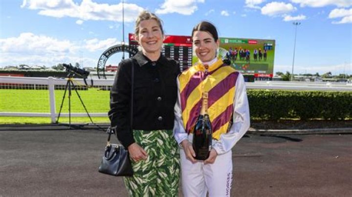 
Angela Jones Jockey Height, Weight, Net Worth, Age, Birthday, Wikipedia, Who, Nationality, Biography 