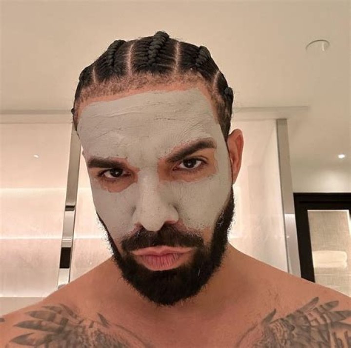 
Drake Is Gay: Drake Reacts After Being Called a “Flaming Homosexual”! 