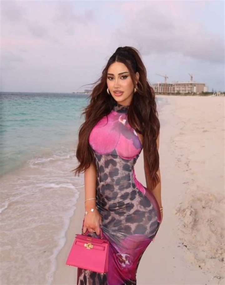 
Ester Bron Height, Weight, Net Worth, Age, Birthday, Wikipedia, Who, Instagram, Biography 