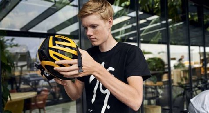 
Gijs Leemreize Height, Weight, Net Worth, Age, Birthday, Wikipedia, Who, Nationality, Biography 