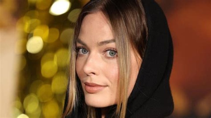 
“It’s absolutely insane”: Fans claim Margot Robbie was robbed at Golden Globes 2023 as she should’ve won instead of Michelle Yeoh 