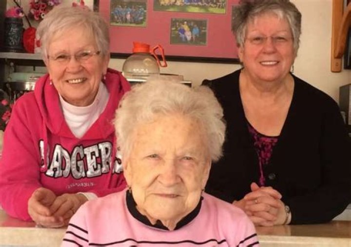
The Little Pink Restaurant’s owner, Helen Ponczoch, dies at 98 