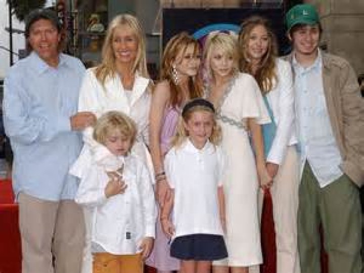 
Who are Ashley Olsens Parents? Ashley Olsen Biography, Parents Name, Nationality and More 