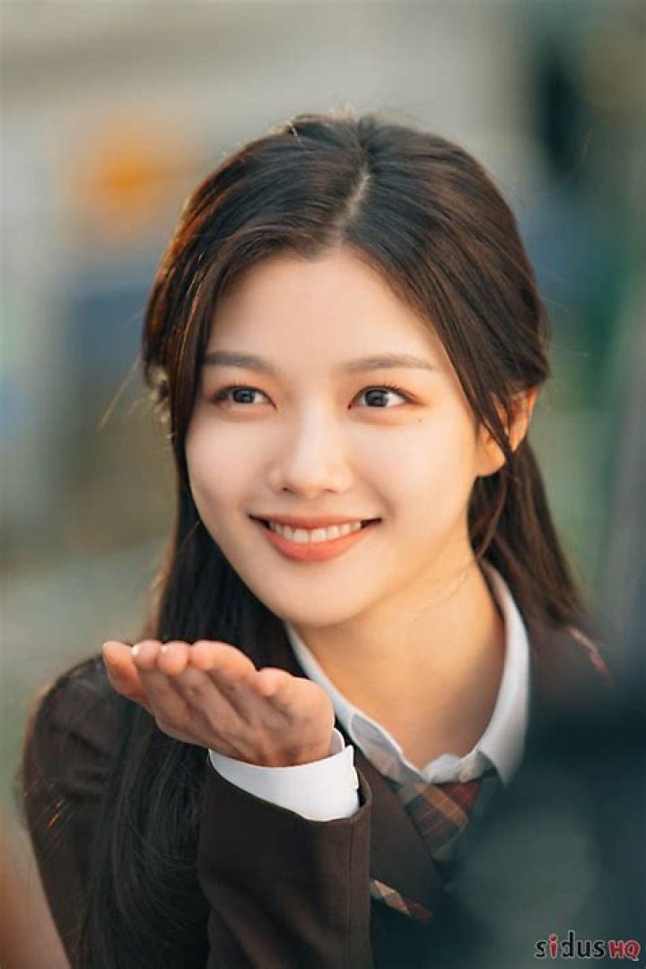 
Who is Kim Yoojung? Age, Height, Family, Boyfriend, Salary 